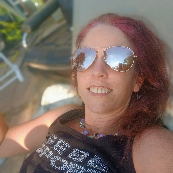 Meet your Posher, Ashley.  I Sell All The Things! - Picture 2 of 4